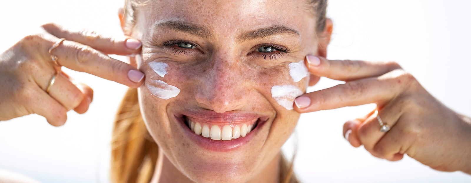 Soleil et pollution : pourquoi la peau a besoin d’une protection quotidienne
